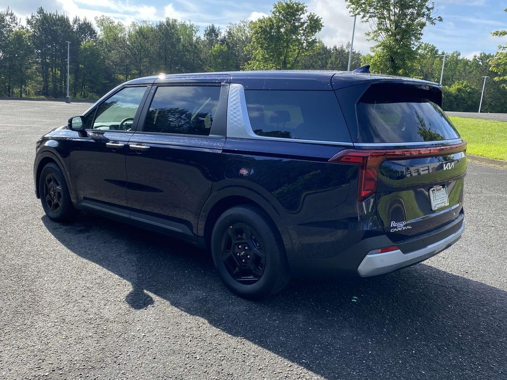 2025 Kia Carnival LXS photo 4