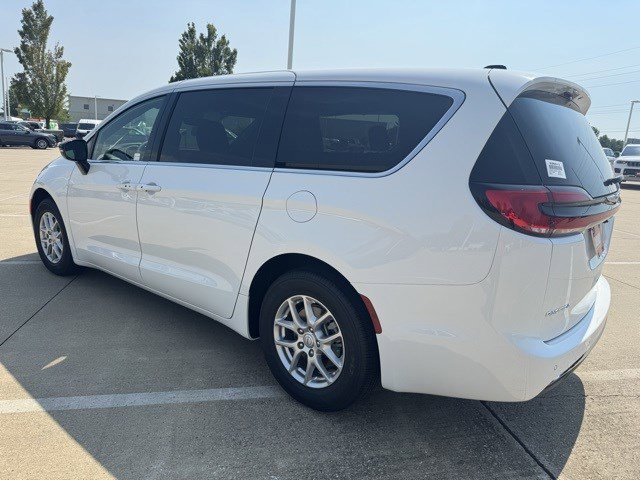 2026 Chrysler Pacifica photo 3