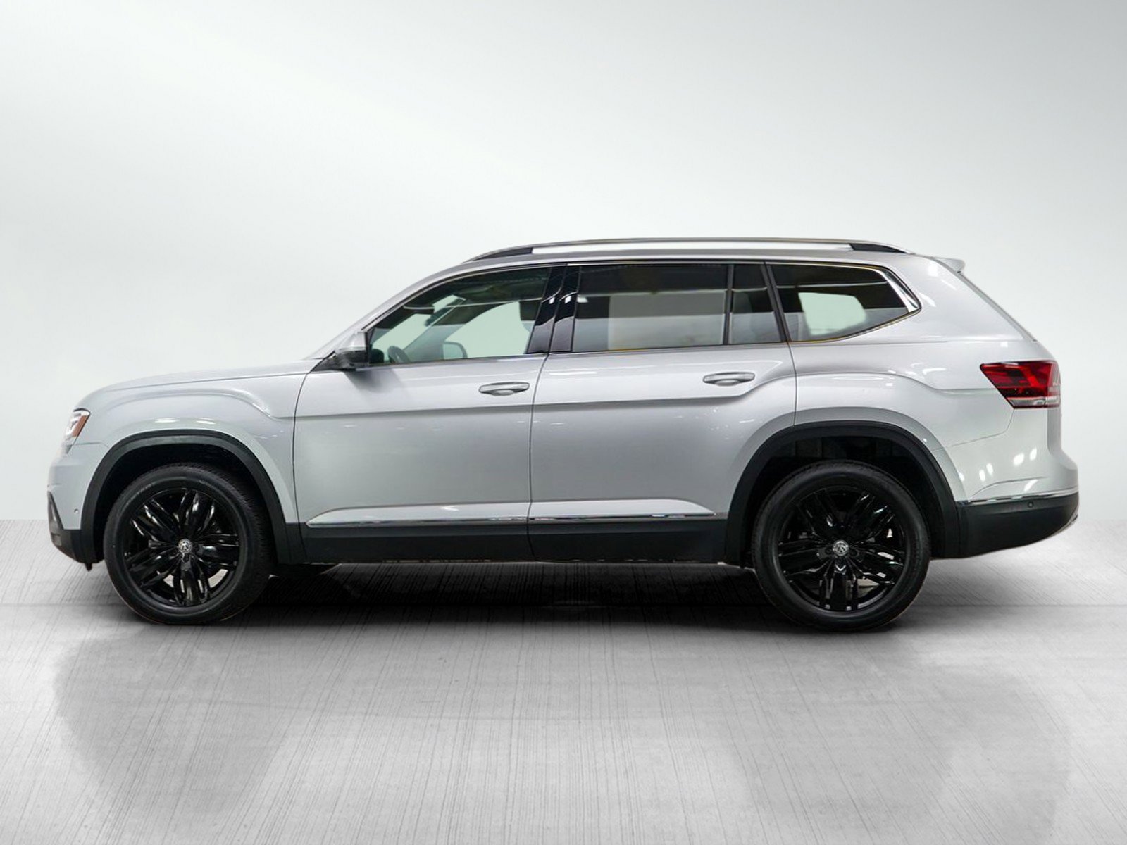 Used 2019 Volkswagen Atlas SEL Premium with VIN 1V2NR2CA2KC523919 for sale in Burnsville, Minnesota