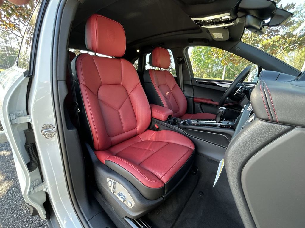 2025 Porsche Macan Base photo 28