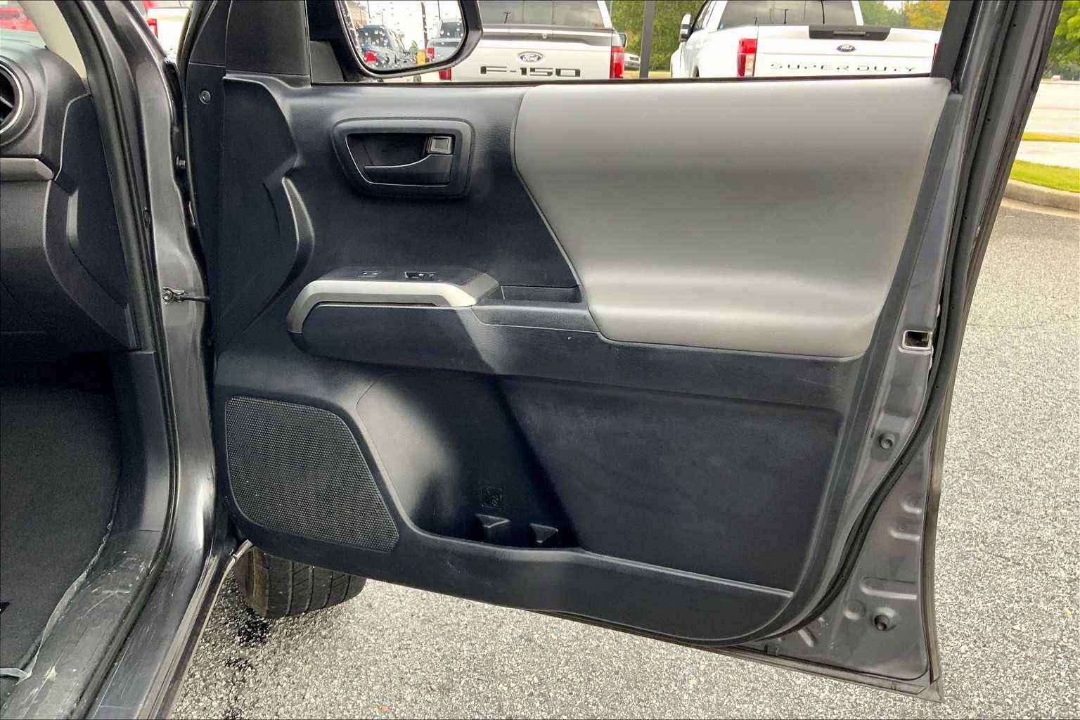 2019 Toyota Tacoma SR5 photo 19