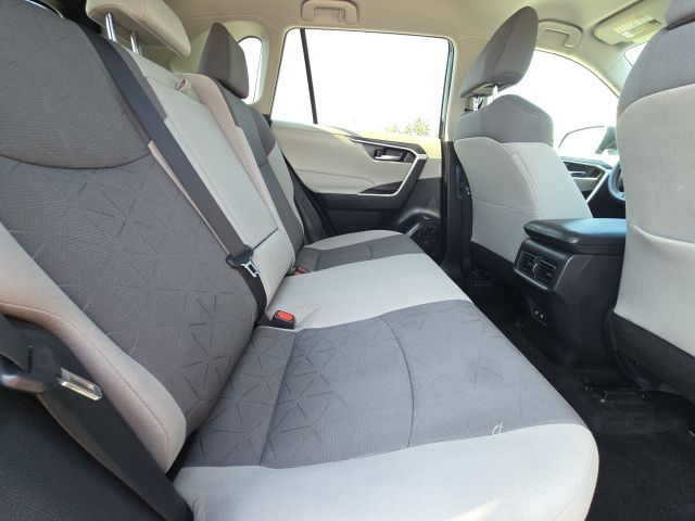 2021 Toyota RAV4 XLE photo 10