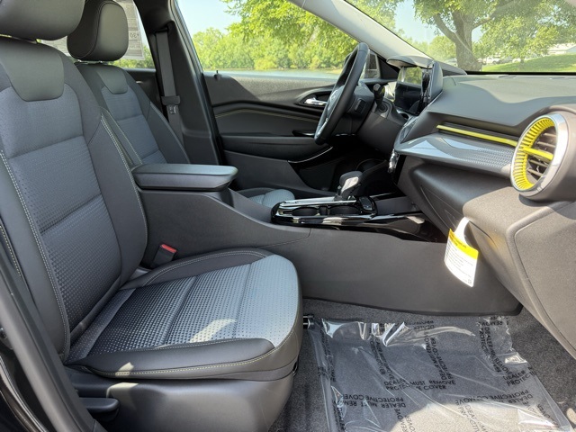 2025 Chevrolet Trax LT photo 4