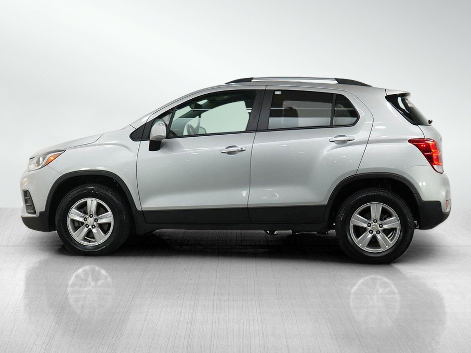 Used 2022 Chevrolet Trax LT with VIN KL7CJPSM2NB538405 for sale in Burnsville, Minnesota