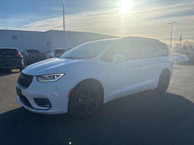 Used 2022 Chrysler Pacifica Touring L with VIN 2C4RC1BG8NR122486 for sale in Kansas City