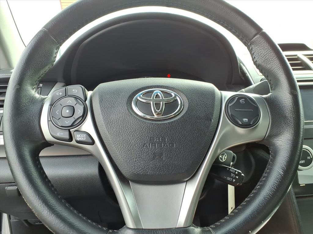 2014 Toyota Camry SE photo 22