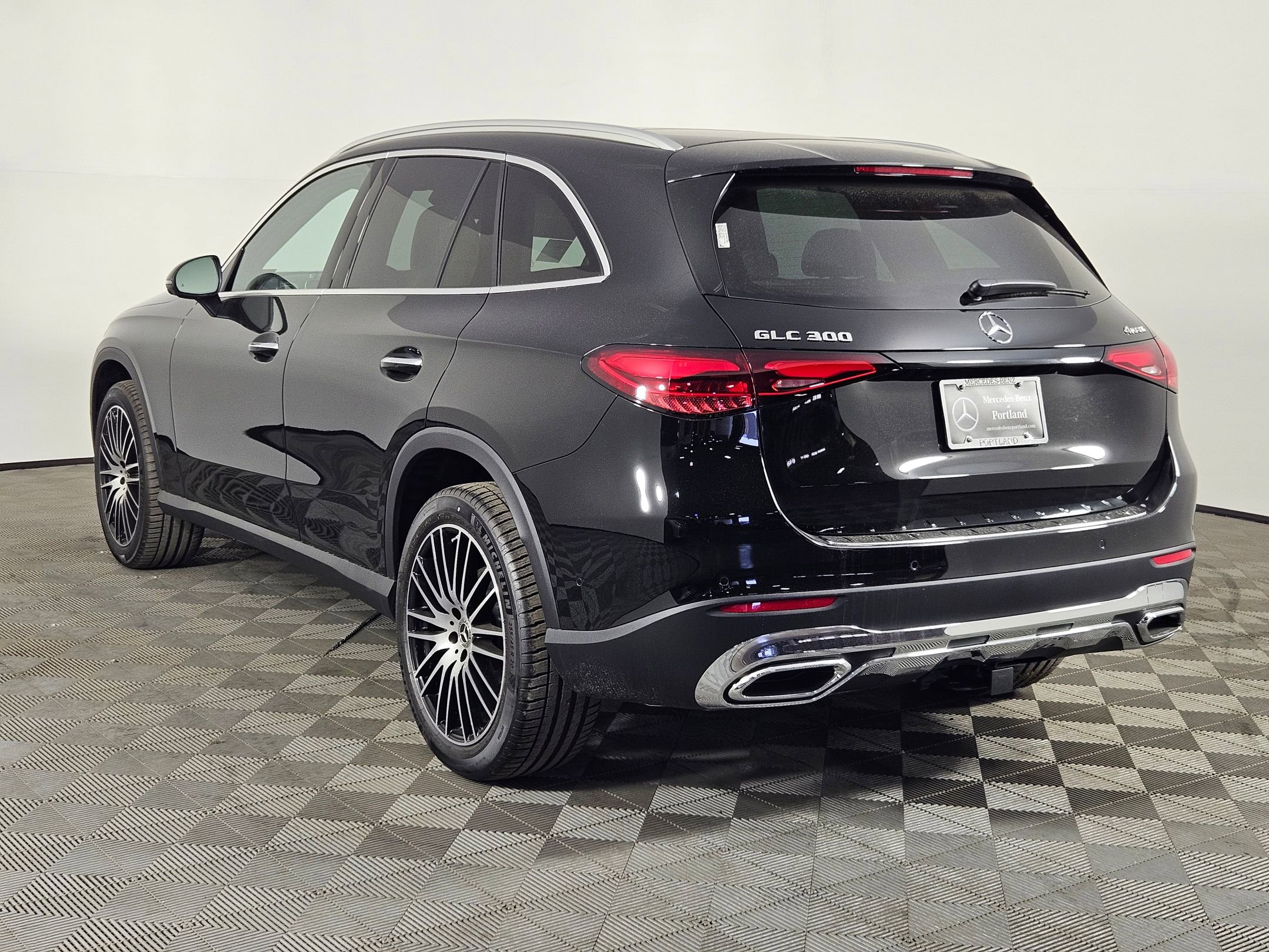 2025 Mercedes Benz GLC 300 4MATIC photo 3