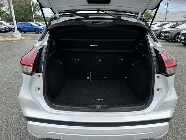 2023 Nissan Kicks SR photo 12
