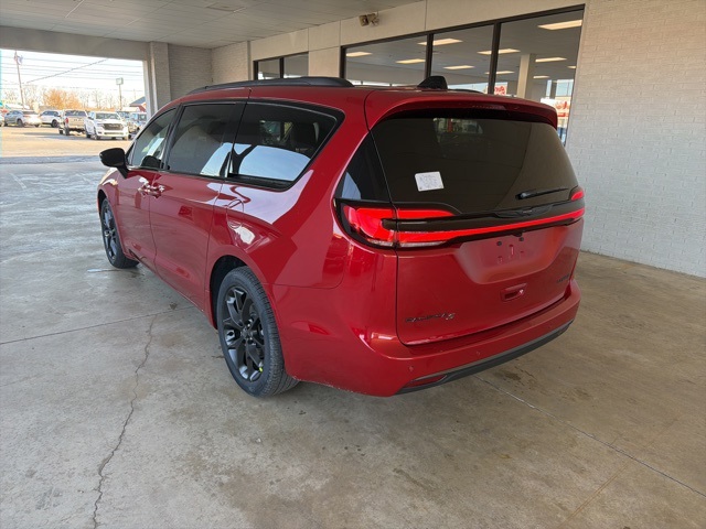 2026 Chrysler Pacifica Limited photo 3