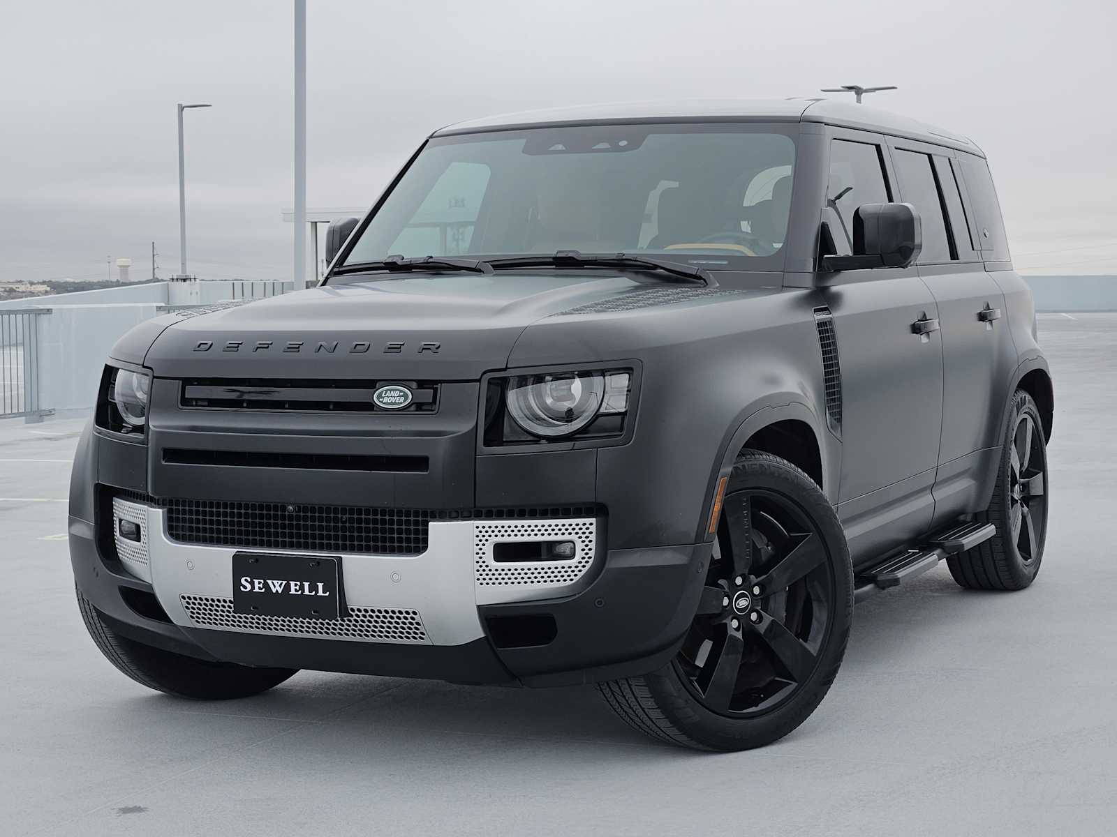 2024 Land Rover Defender SE's photo