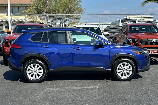 2022 Toyota Corolla Cross LE photo 3