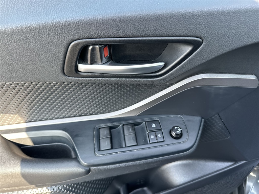 2021 Toyota C-HR LE photo 13