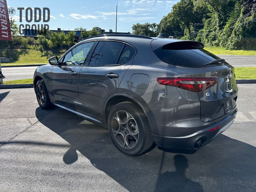 2022 Alfa Romeo Stelvio Ti photo 3