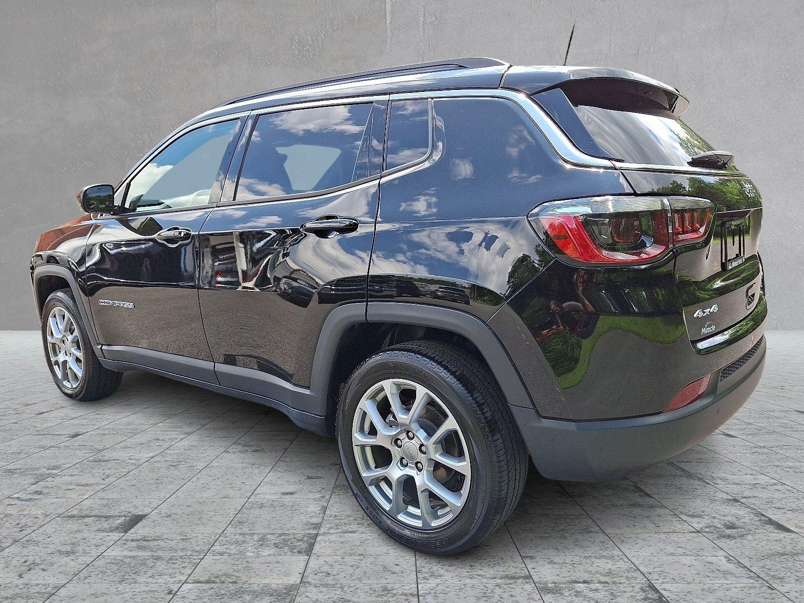 2023 Jeep Compass Latitude Lux photo 2