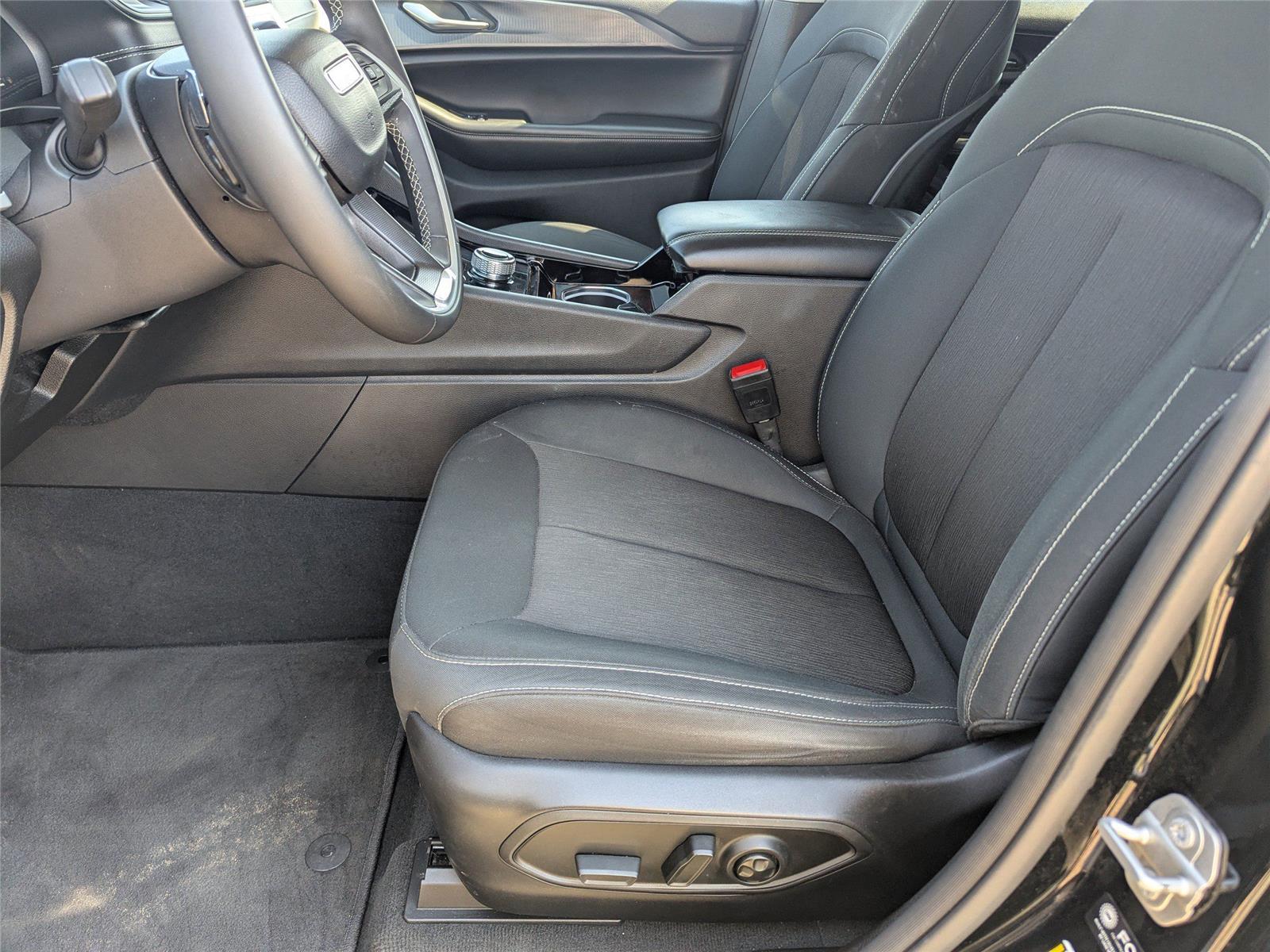 2023 Jeep Grand Cherokee Laredo photo 19