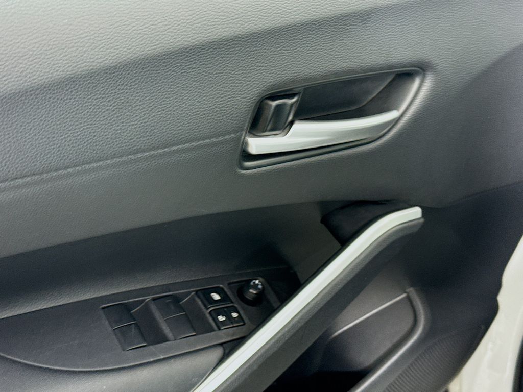 2023 Toyota Corolla Cross XLE photo 16