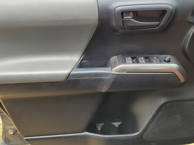2019 Toyota Tacoma SR5 photo 23