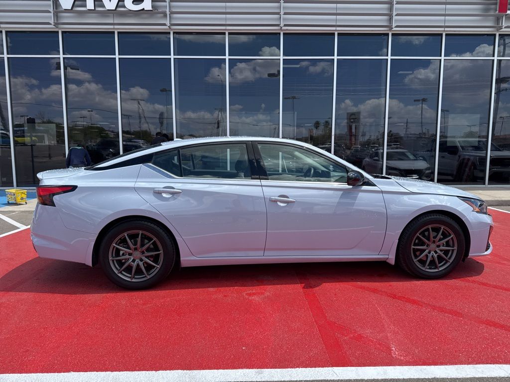 2024 Nissan Altima SR photo 3