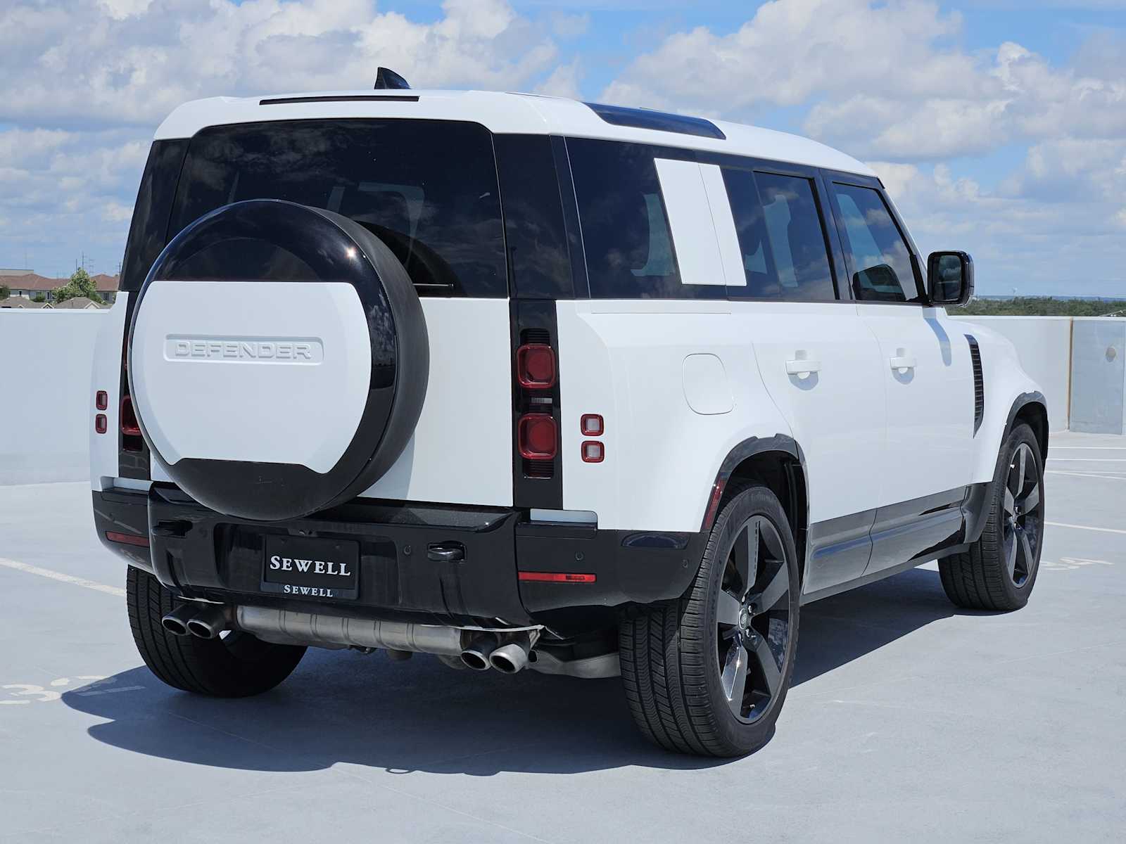 2025 Land Rover Defender 110 X-Dynamic SE photo 5