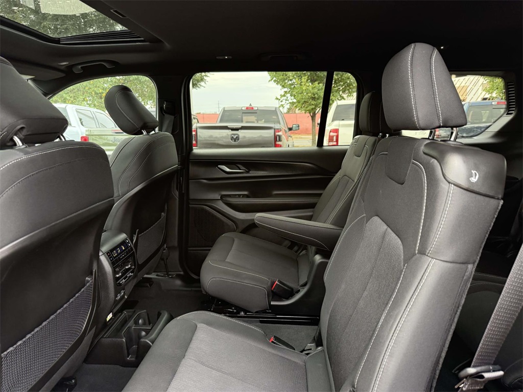 2025 Jeep Grand Cherokee Laredo photo 15