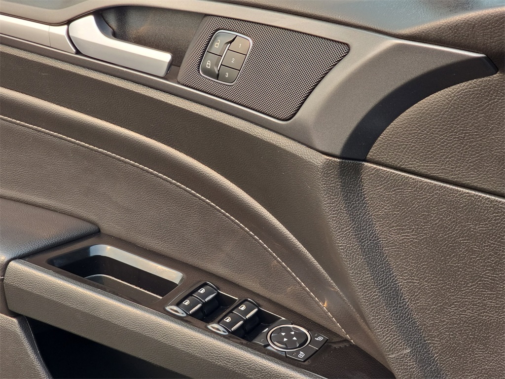 2014 Ford Fusion Titanium photo 20
