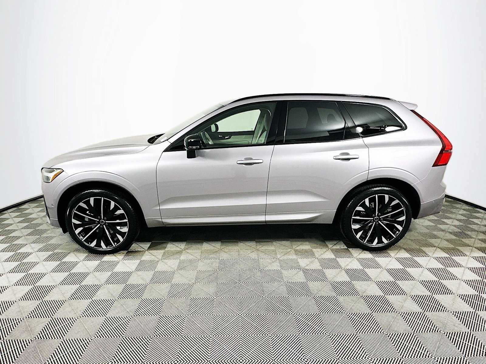 2026 Volvo XC60 B5 photo 4
