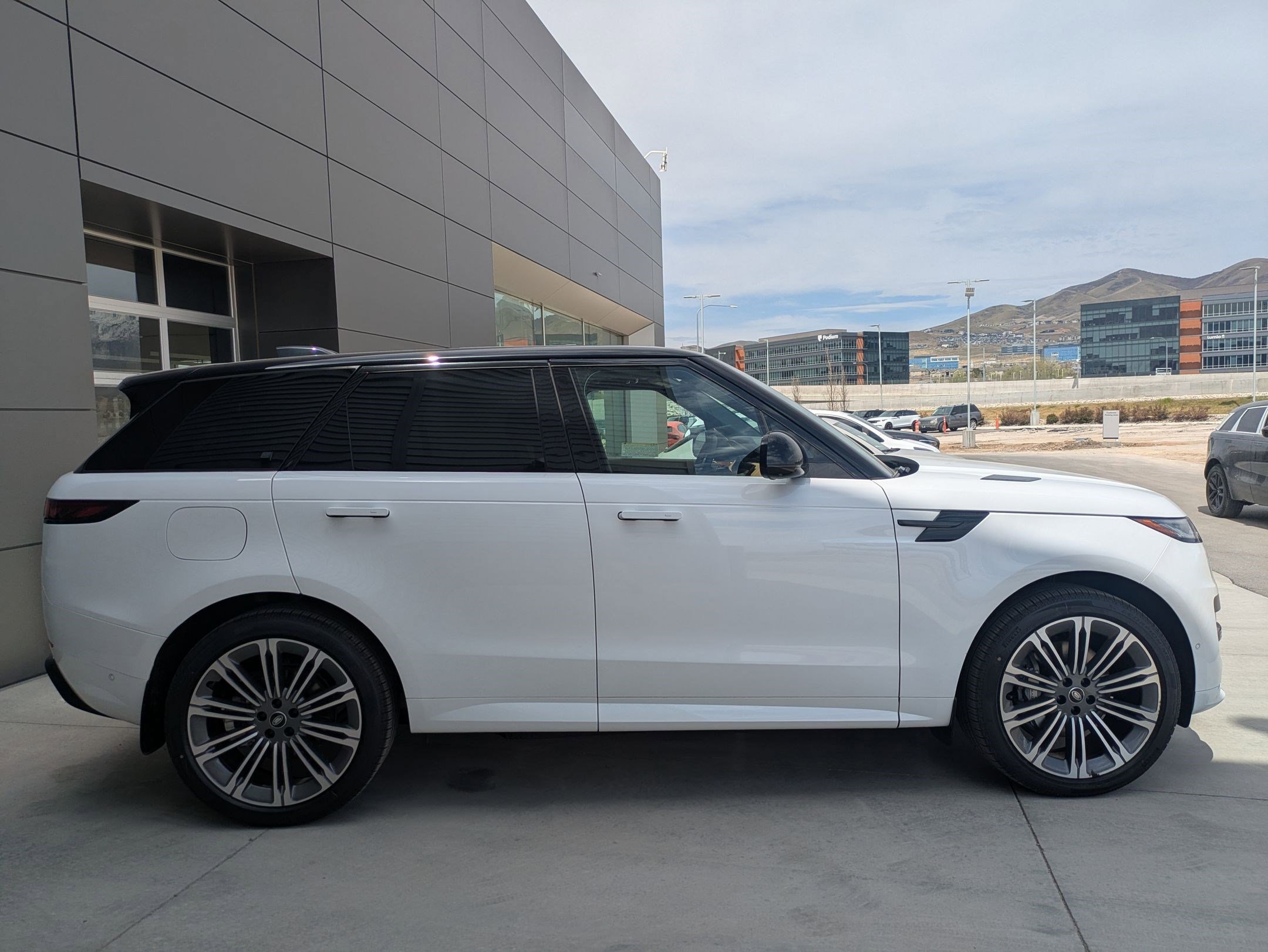 2025 Land Rover Range Rover Sport SE photo 4