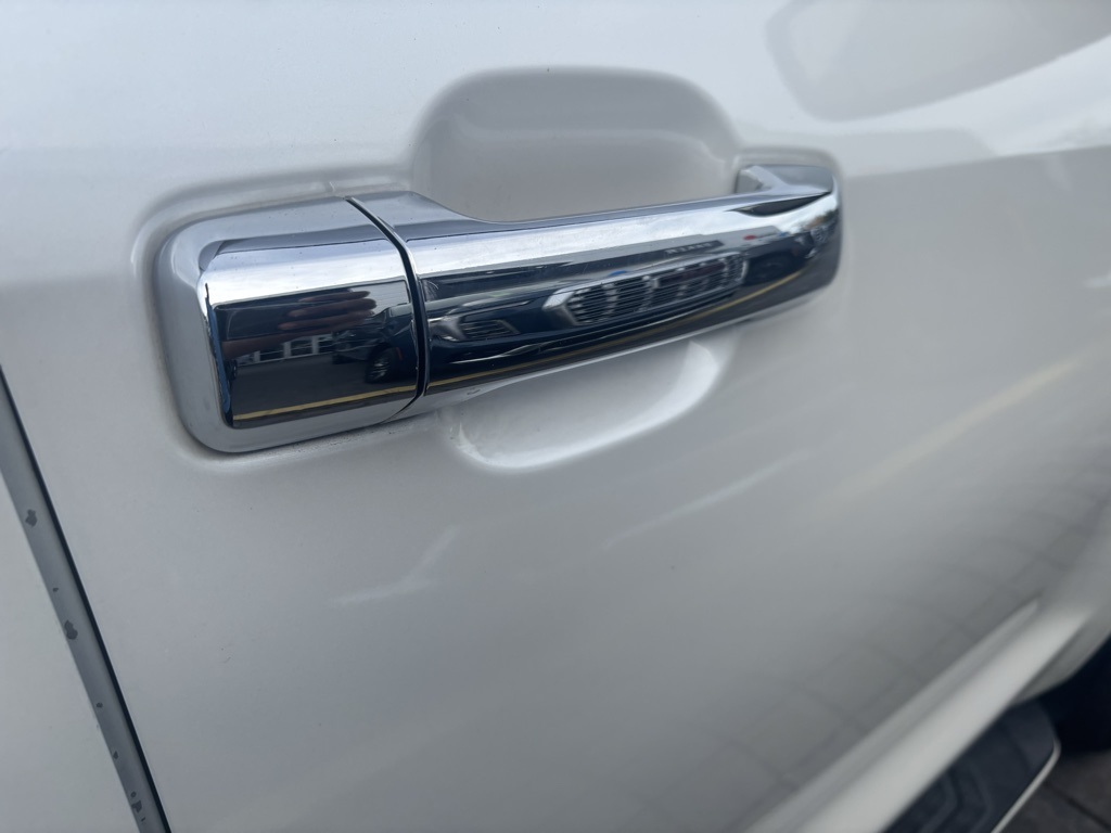 2017 Toyota Sequoia Platinum photo 4