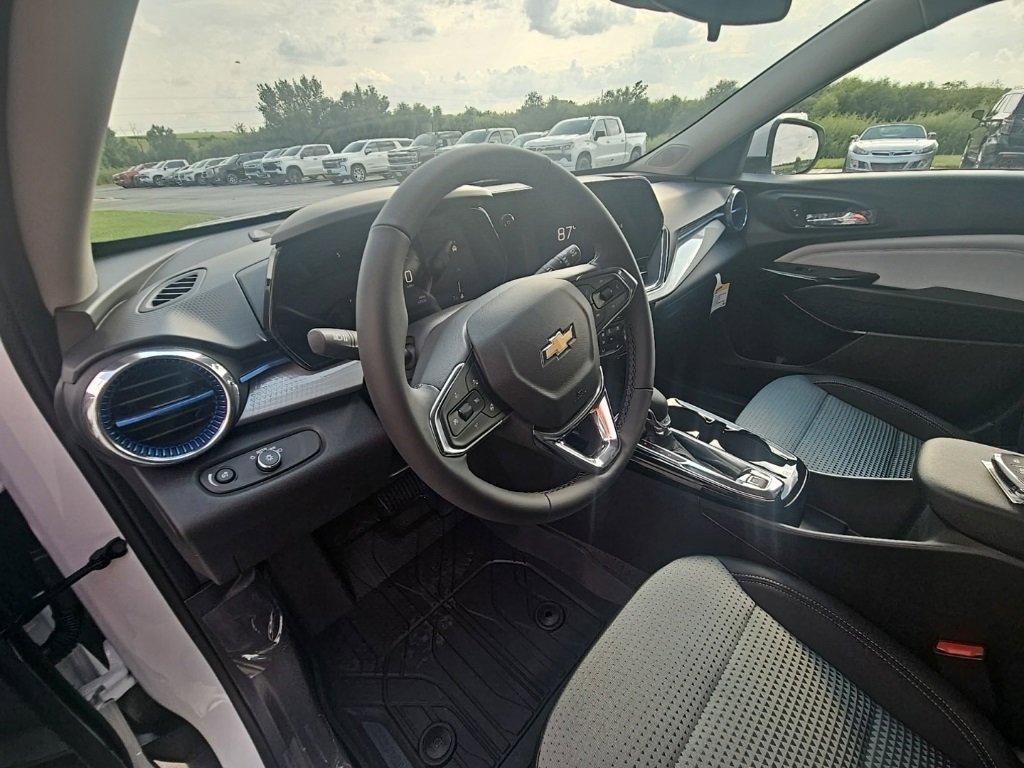 2025 Chevrolet Trax LT photo 11