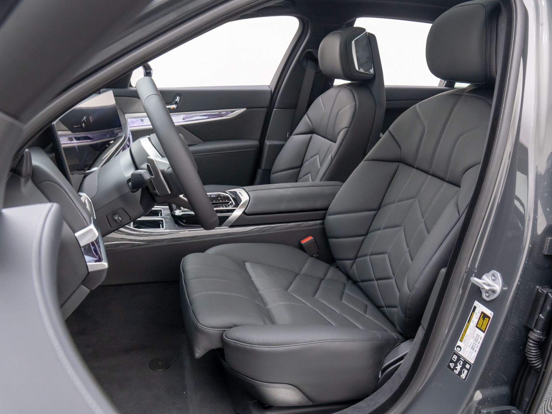 New 2025 Dravit Grey Metallic BMW 760i xDrive image 15