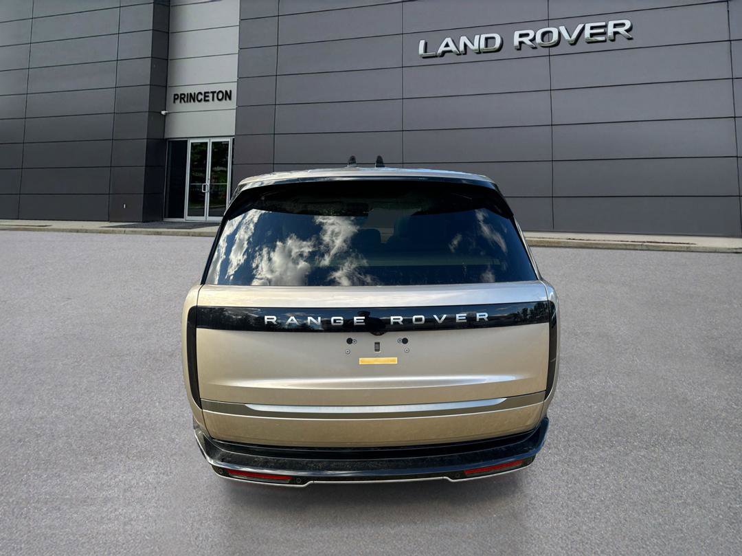 2025 Land Rover Range Rover SE photo 6