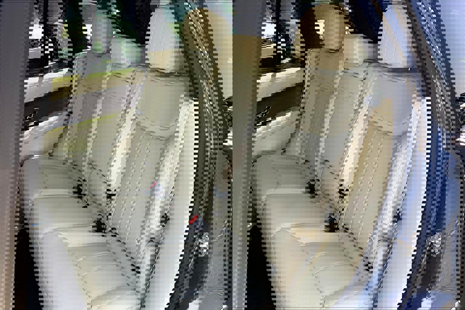 2025 Land Rover Range Rover SE photo 11