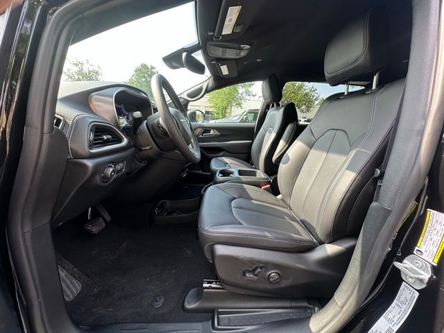 2025 Chrysler Pacifica photo 23