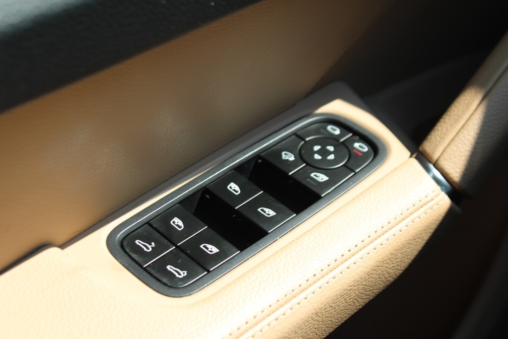2023 Porsche Cayenne Platinum Edition photo 18