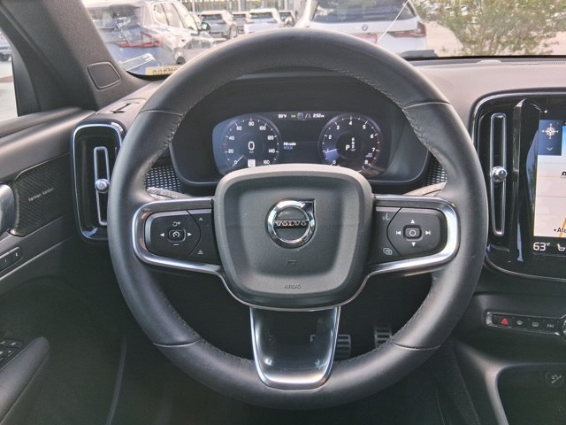 2022 Volvo XC40 R-Design photo 8