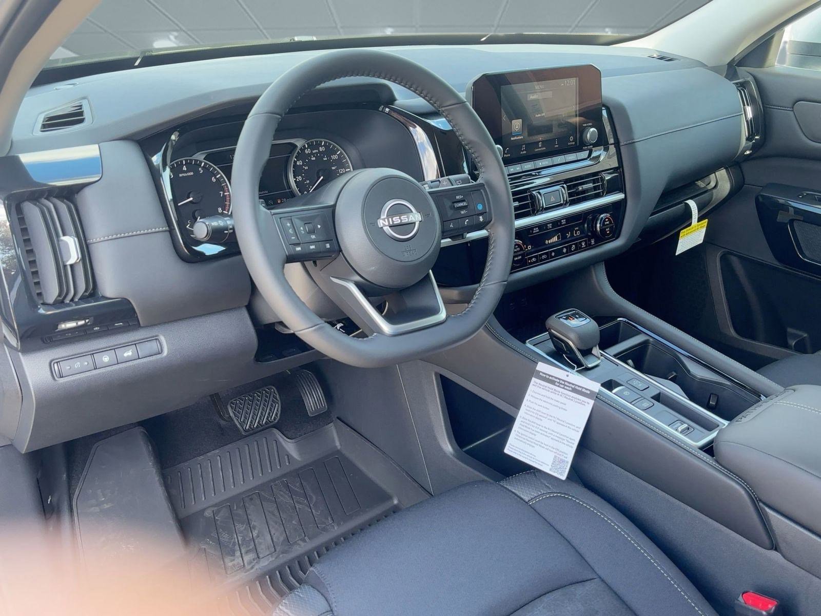 2025 Nissan Pathfinder SV photo 4