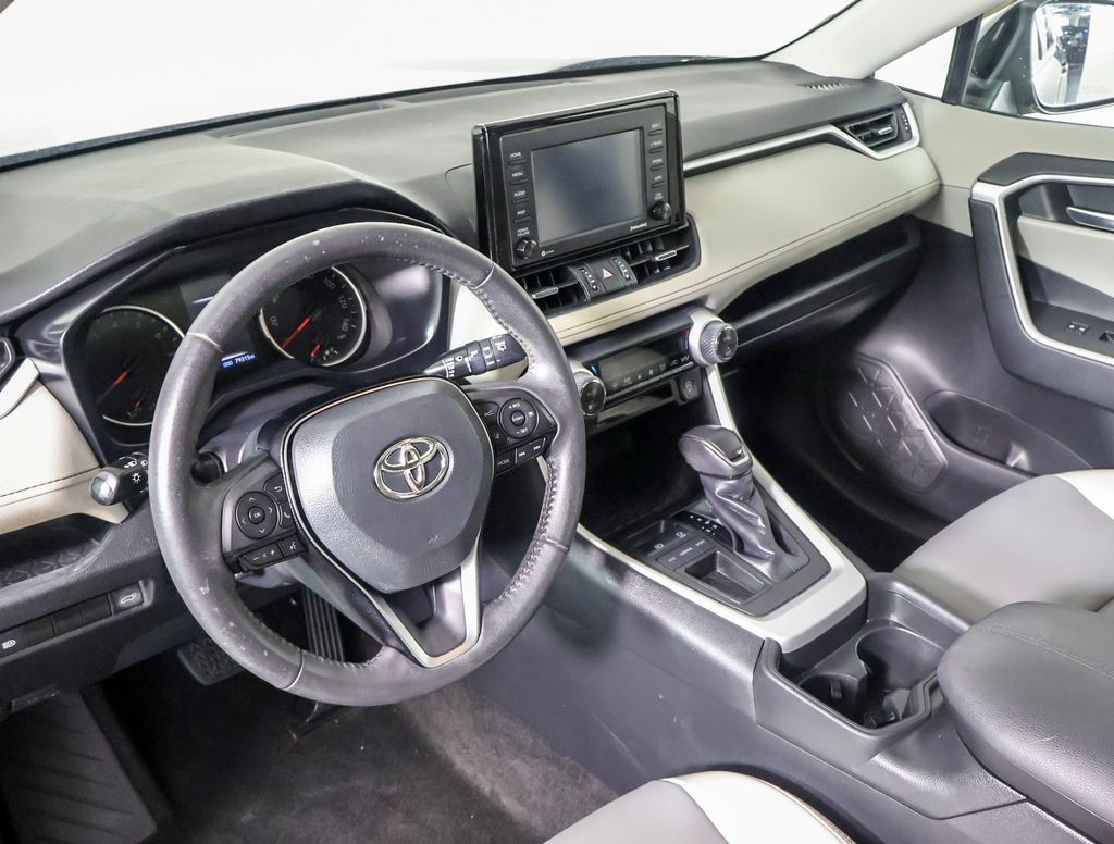2021 Toyota RAV4 XLE Premium photo 5