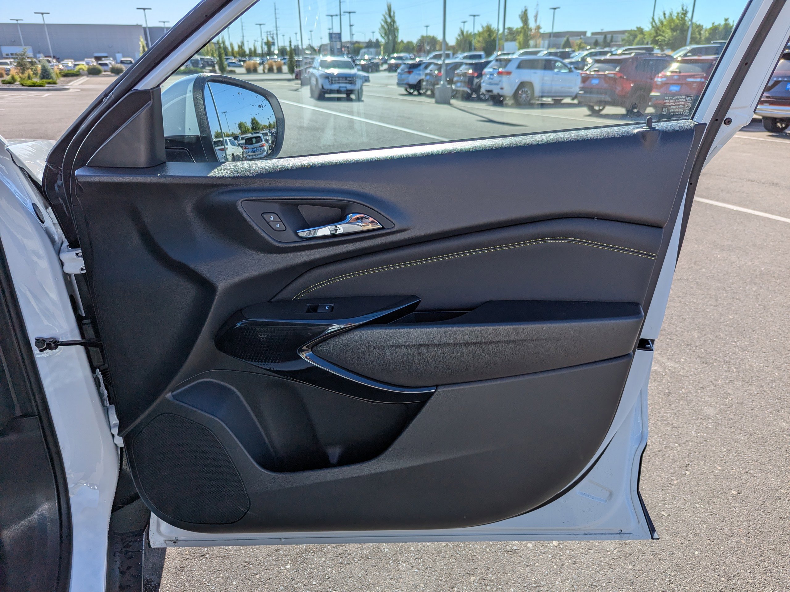 2025 Chevrolet Trax LT photo 33