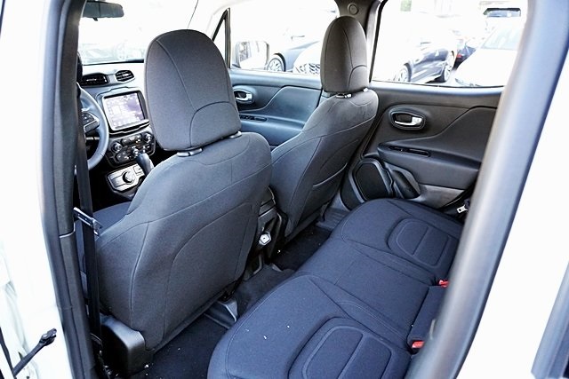 Used 2022 White Jeep Latitude image 17