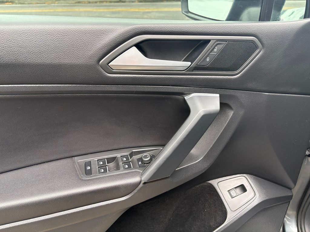 2019 Volkswagen Tiguan SEL R-Line photo 10