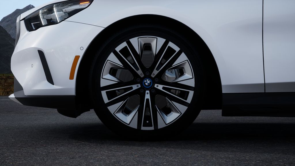 New 2025 Mineral White Metallic BMW eDrive40 image 32