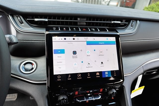 New 2025 Baltic Gray Metallic Clear-Coat Exterior Paint Jeep Limited image 31