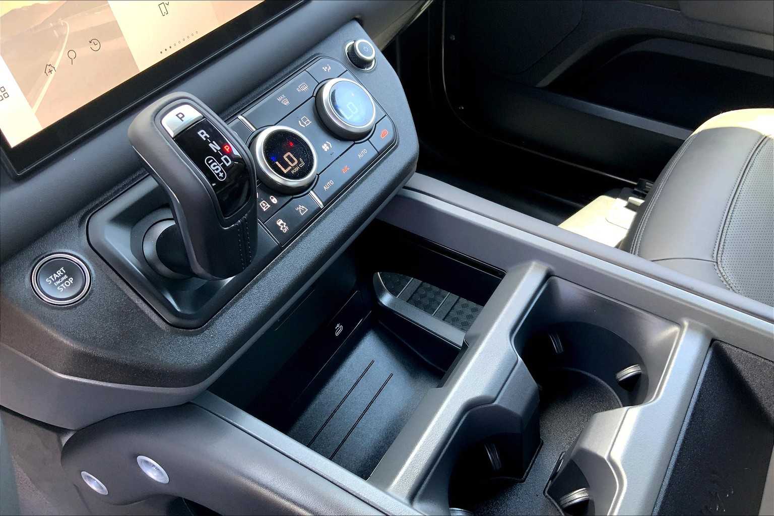 2025 Land Rover Defender 110 X-Dynamic SE photo 7