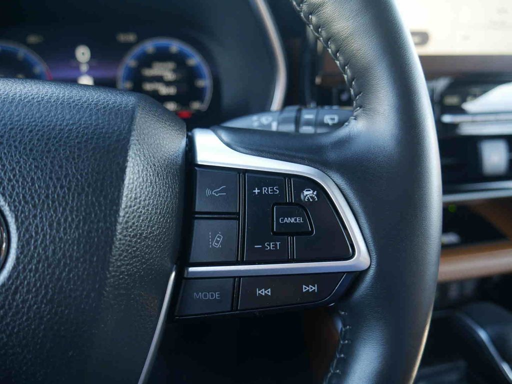 2023 Toyota Highlander LE photo 41