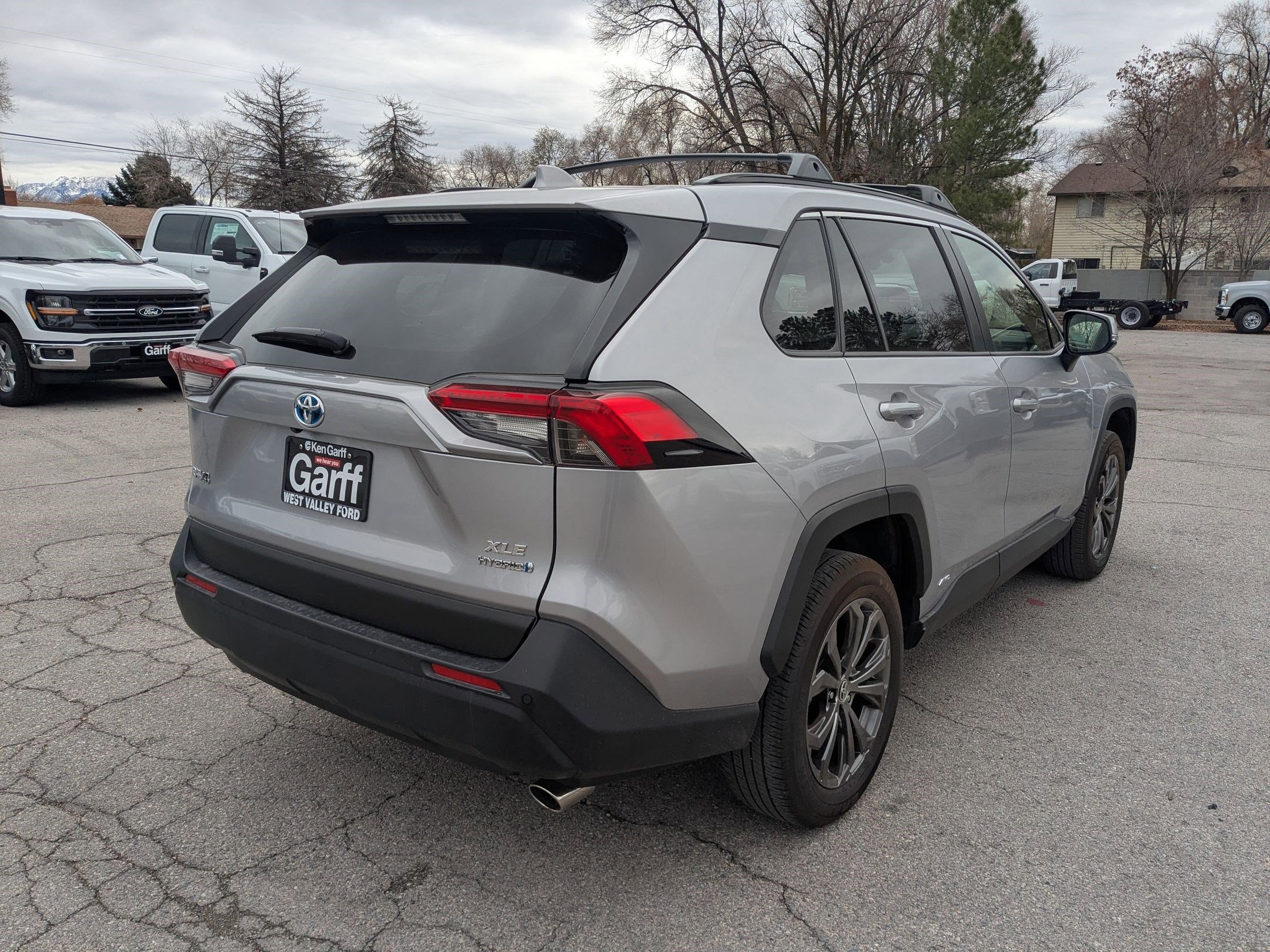 2023 Toyota RAV4 Hybrid XLE Premium photo 3