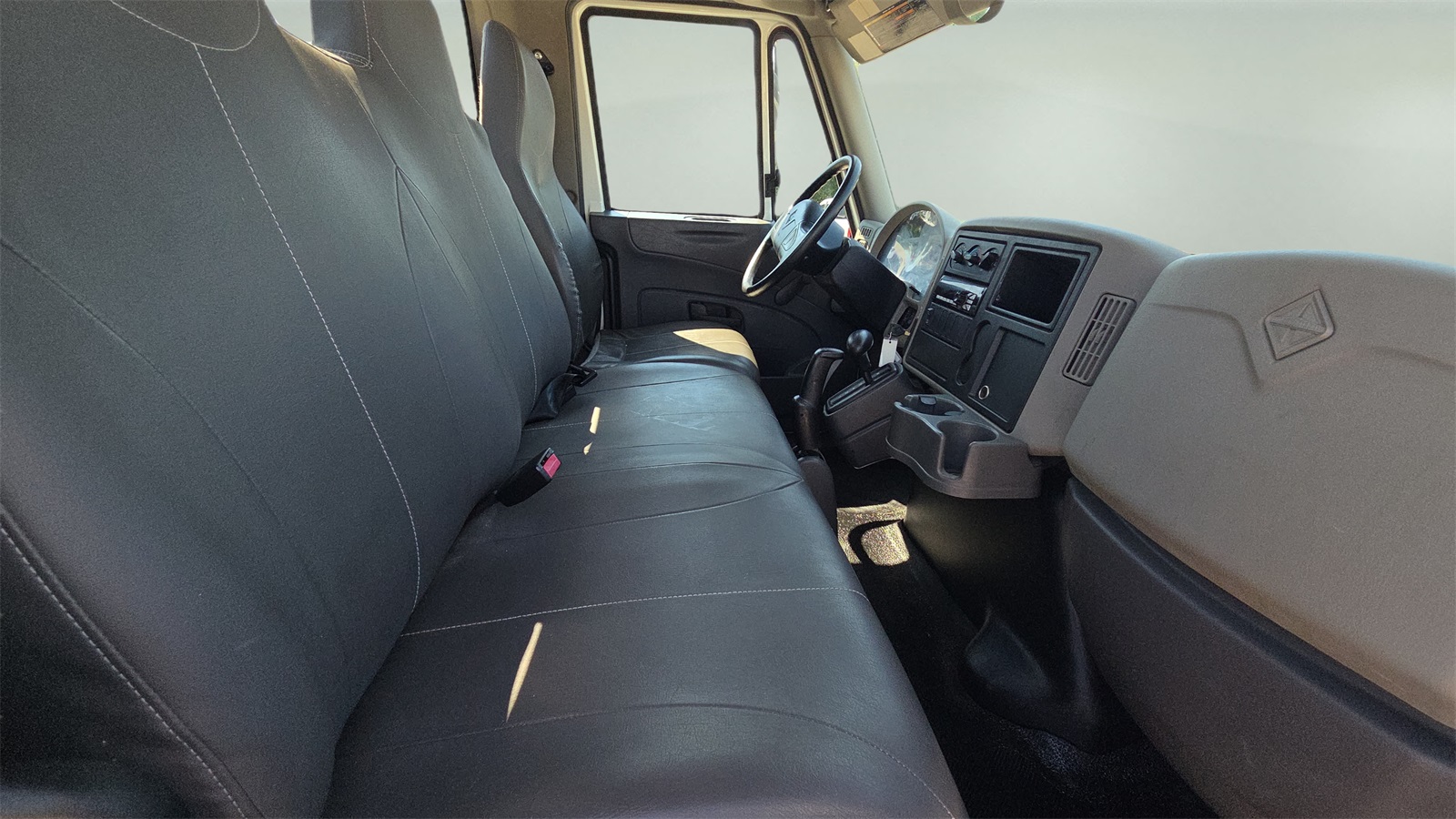 2016 International 4300 DuraStar 4300 photo 16