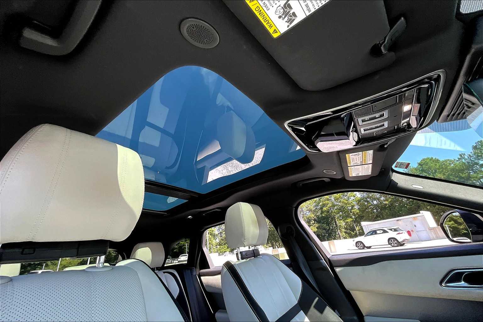 2022 Land Rover Range Rover Velar R-Dynamic S photo 12
