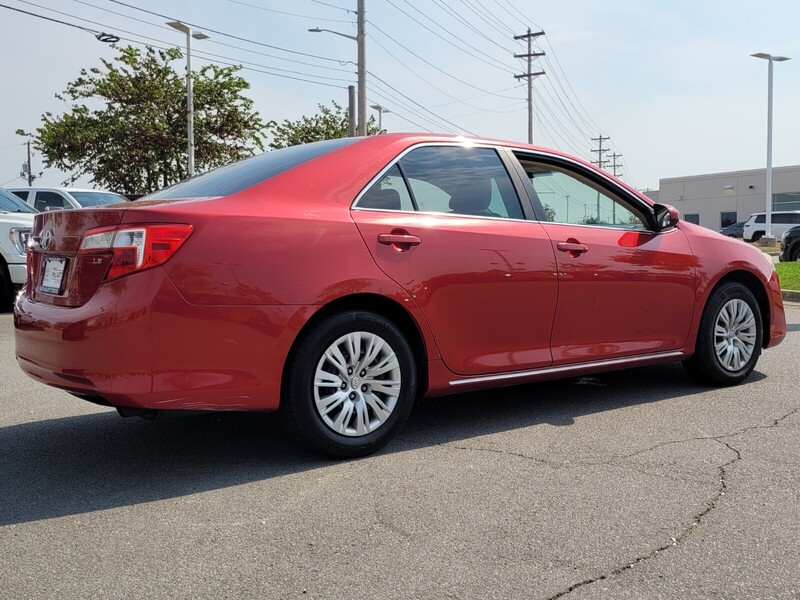 2013 Toyota Camry LE photo 3