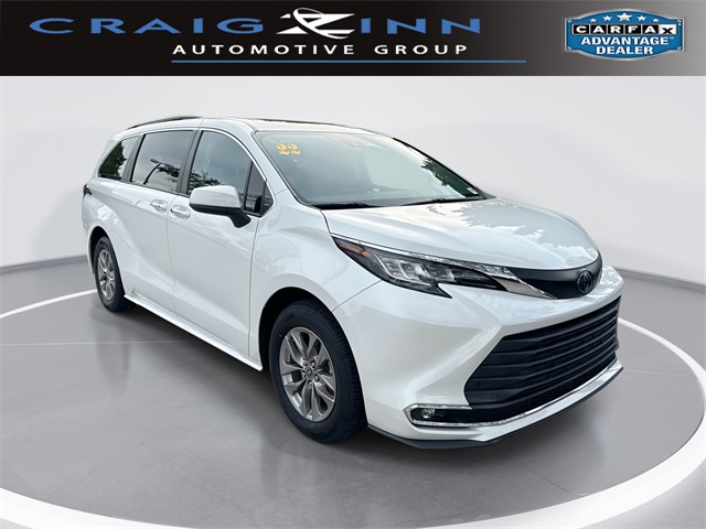 2022 Toyota Sienna XLE's photo