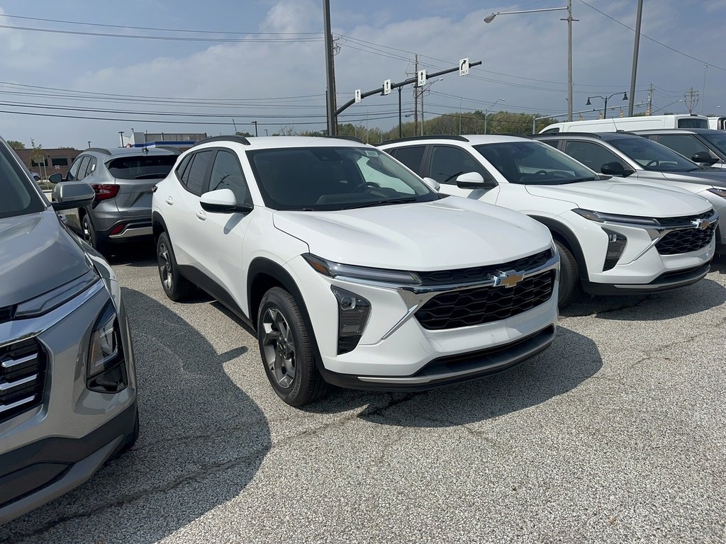 2025 Chevrolet Trax LT photo 2